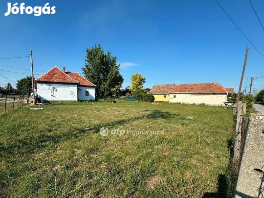 Poroszlói 569 nm-es telek eladó