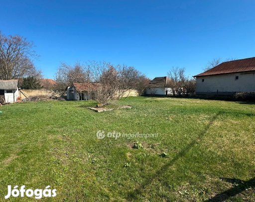 Poroszlói 700 nm-es telek eladó