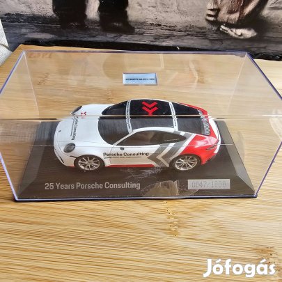 Porsche 911 (992) Carrera 4S modellautó látható, amely a Porsche Cons