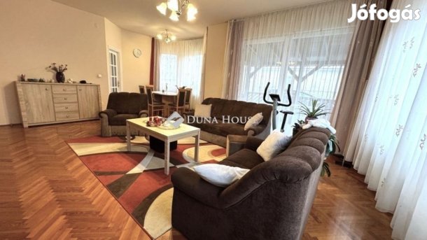 Postakertben nappali + 4 szobás családi ház ELADÓ