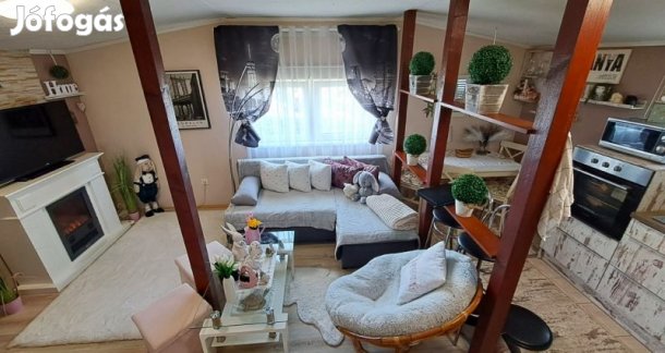 Postavölgyben örökpanorámás újszerű ház