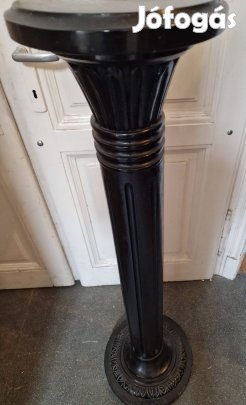 Posztamens szobor tartó vagy porcelán esetleg virág tartó.