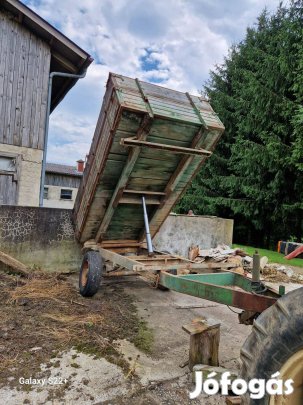 Pótkocsi, traktorhoz, billenő platós, osztrák gyártmányú