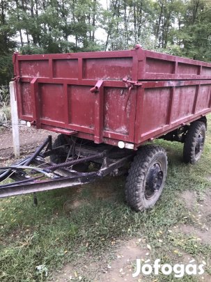 Pótkocsi billenős pltóval