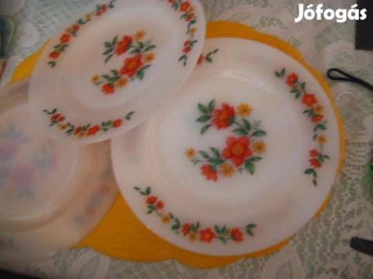 Pótlásra olasz jénai fehér opálos virágos 5dbos lapostányérszett