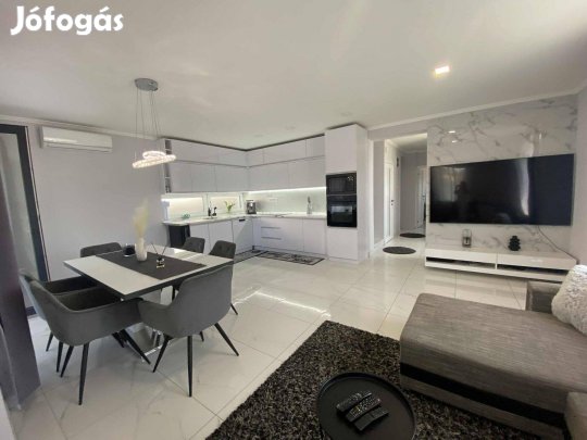 Praktiker közelében, Nappali+4 szobás,148 nm, 2 szintes, ikerház eladó