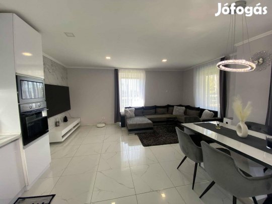 Praktiker közelében, Nappali+4 szobás,148 nm, szintes, ikerház eladó!