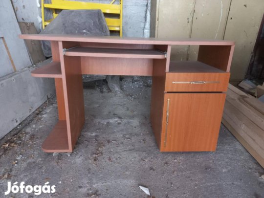 Praktikus íróasztal tárolóval és billentyűzettartóval Szeged