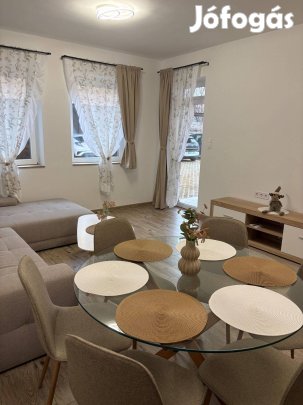 Prémium, 3 éves, amerikai konyhás lakás Kiadó Cegléd központjában