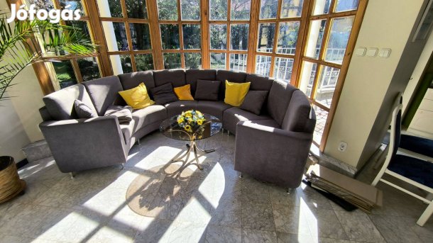 Prémium egyedi íves kanapé szürke szövettel és króm lábakkal