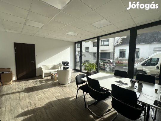 Prémium iroda Debrecen belvárosában  üvegportál, parkolóval