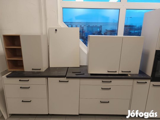 Prémium szupermatt szürke konyhabútor gépekkel