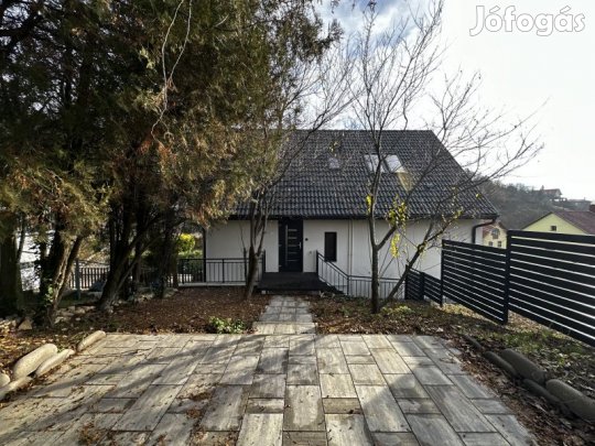 Prémium tetőtéri lakás kertkapcsolattal a Mecsek-oldalon