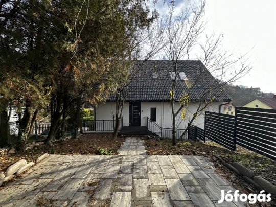 Prémium tetőtéri lakás kertkapcsolattal a Mecsek-oldalon