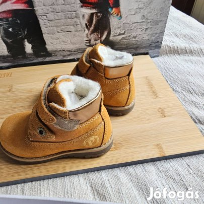 Primigi gyerek téli bélelt cipö új dobozos 22 es méret a talpbetét ho