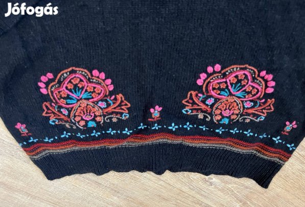 Promod,M-L méret,fekete, alul himzett pulóver, vállán diszitéssel 