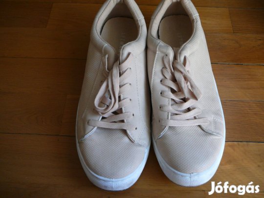 Púder színű cipő 42-es
