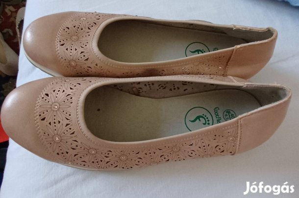 Púder színű női műbőr cipő (40)