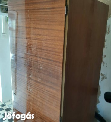 Puffok, kis szekrény, ajtó, fa pad, lámpák 