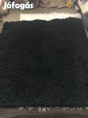Puha, bolyhos fekete kis szőnyeg