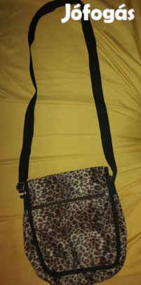 Puha plüss leopárdmintás válltáska. 30x28 cm