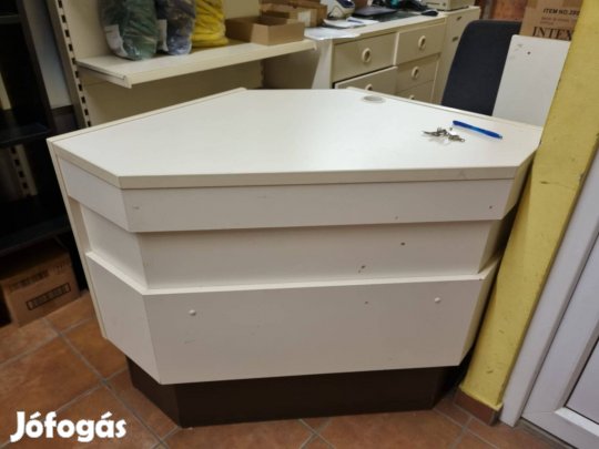 Pult fából, polcos