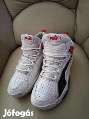 Puma 40 -es magasszárú cipő.