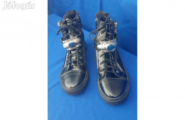 Punk, gótikus, metál fekete ékköves, cipzáras női bakancs, 40-es