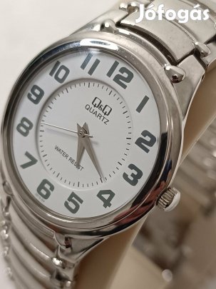 Q&Q Quartz karóra fehér számlappal