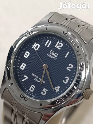 Q&Q Quartz karóra kék, hullámos számlappal