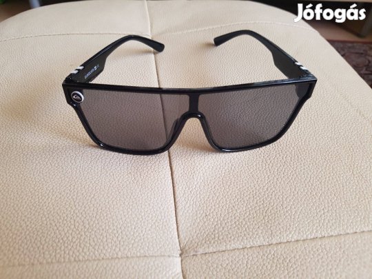 Quiksilver napszemüveg fekete műanyag keretes eladó Scifi Shield Sungl