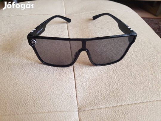 Quiksilver napszemüveg fekete műanyag keretes eladó Scifi Shield Sungl