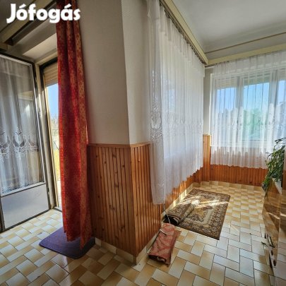 RITKA LEHETŐSÉG KUNSZENTMIKLÓSON  SAROKTELKI CSALÁDI HÁZ KÉT UTCÁRÓL!