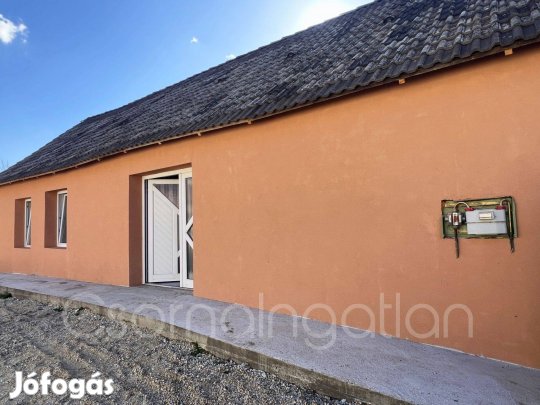 Rábaszentandrás - felújított 2 szobás téglaház dupla telken eladó