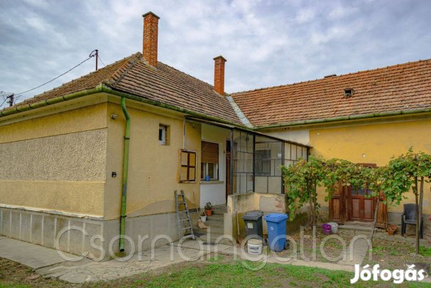 Rábatamási - 3 szobás magas alapos ház eladó