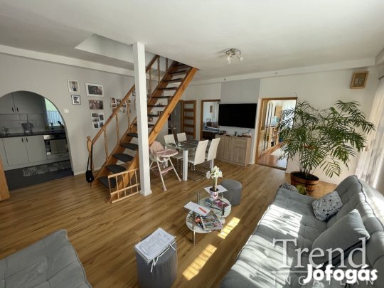 Rácalmás központjában felújított két szintes családi ház eladó!