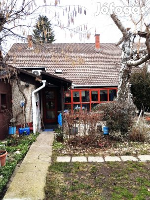 Ráchegyen jó állapotú téglaépítésű családi ház 500 m2-es telken