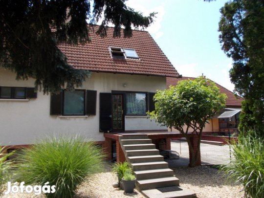Ráckeve, Sándor tér, 154 m2-es, családi ház, 4 szobás, jó állapotú