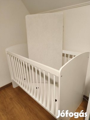Rácsos gyerekágy.