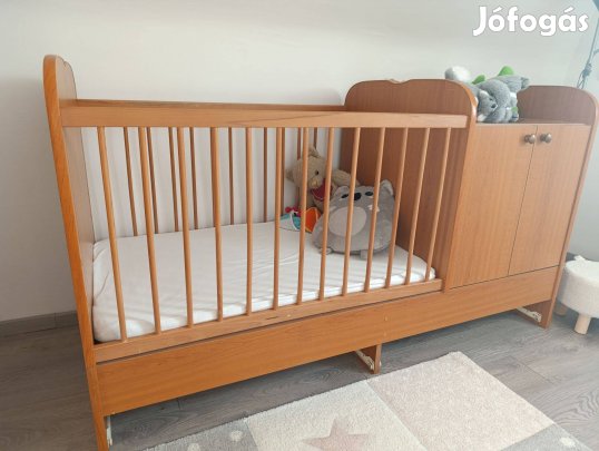 Rácsos kiságy pelenkázóval