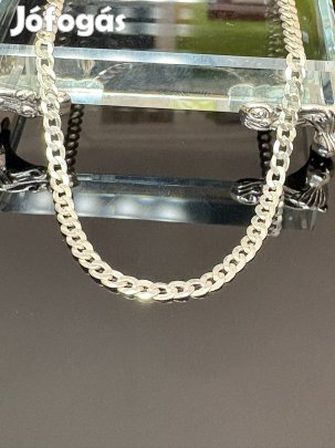 Ragyogó, hosszabb ezüst nyaklánc.