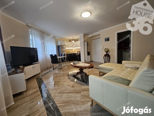 Rákóczi út szomszédságában, fiatal, liftes, erkélyes lakás eladó!