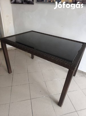 Rattan / fekete színű üveg kerti asztal