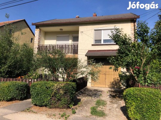 Ravazdon eladó egy 200 nm-es ház garázzsal, 1200 nm telekkel