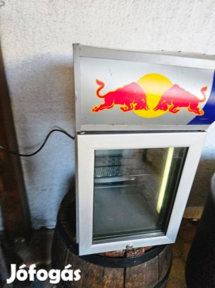 Red Bull márkájú mini hűtőszekrény, teljesen hibátlanul működik. Jobb