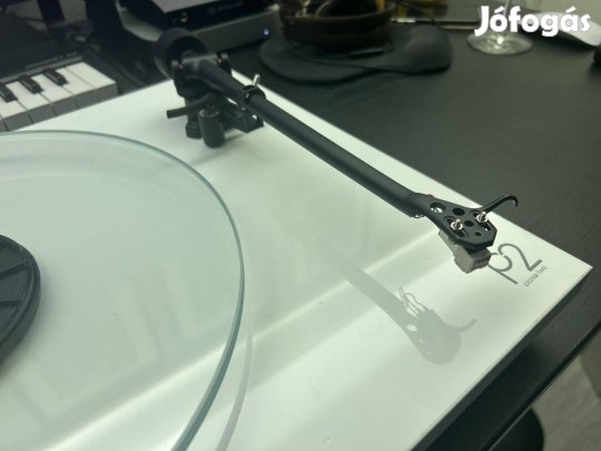 Rega Planar 2 analóg lemezjátszó fehér Elys MM hangszedővel