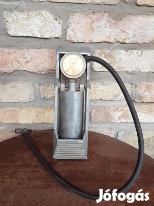 Régebbi,  lábbal tapostató, hibátlan pumpa