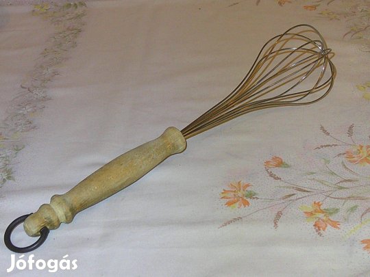 Régebbi fanyelű kézi habverő
