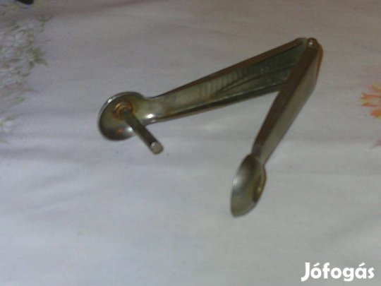 Régebbi fém meggymagozó