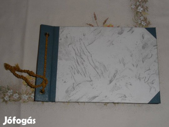 Régebbi kisméretű fotóalbum ( 8 lapos )